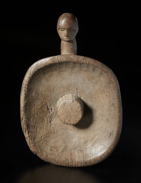 Igbo - Nigeria : Piatto per il taglio della noce di cola con manico a forma di testa antropomorfa. Legno duro a patina marrone.  - Asta Asta 422 | AFRICA, OCEANIA E AMERICHE - ARTIGIANATO AFRICANO: VARI COMMITTENTI E SELEZIONE DALLA COLLEZIONE BARTOLOMUCCI Online - Associazione Nazionale - Case d'Asta italiane