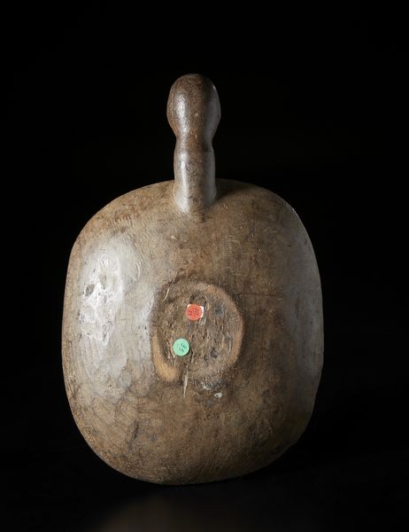 Igbo - Nigeria : Piatto per il taglio della noce di cola con manico a forma di testa antropomorfa. Legno duro a patina marrone.  - Asta Asta 422 | AFRICA, OCEANIA E AMERICHE - ARTIGIANATO AFRICANO: VARI COMMITTENTI E SELEZIONE DALLA COLLEZIONE BARTOLOMUCCI Online - Associazione Nazionale - Case d'Asta italiane