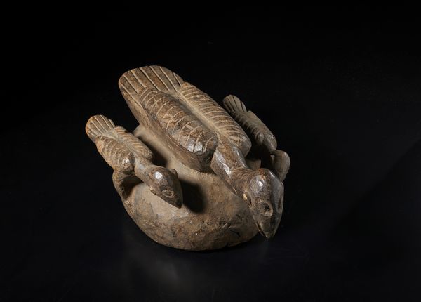 Yoruba -Nigeria : Casco con tre figure di uccelli.Legno a patina marrone.  - Asta Asta 422 | AFRICA, OCEANIA E AMERICHE - ARTIGIANATO AFRICANO: VARI COMMITTENTI E SELEZIONE DALLA COLLEZIONE BARTOLOMUCCI Online - Associazione Nazionale - Case d'Asta italiane