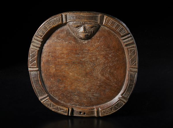 Yoruba -Nigeria : Piatto divinatorio con volto antropomorfo e decorazioni geometriche incise.Legno duro a patina marrone.  - Asta Asta 422 | AFRICA, OCEANIA E AMERICHE - ARTIGIANATO AFRICANO: VARI COMMITTENTI E SELEZIONE DALLA COLLEZIONE BARTOLOMUCCI Online - Associazione Nazionale - Case d'Asta italiane