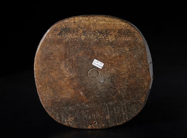 Yoruba -Nigeria : Piatto divinatorio con volto antropomorfo e decorazioni geometriche incise.Legno duro a patina marrone.  - Asta Asta 422 | AFRICA, OCEANIA E AMERICHE - ARTIGIANATO AFRICANO: VARI COMMITTENTI E SELEZIONE DALLA COLLEZIONE BARTOLOMUCCI Online - Associazione Nazionale - Case d'Asta italiane