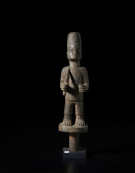 Yoruba -Nigeria : Scettro con figura antropomorfa con insegna di comando e cappello fez. Legno duro a patina scura.  - Asta Asta 422 | AFRICA, OCEANIA E AMERICHE - ARTIGIANATO AFRICANO: VARI COMMITTENTI E SELEZIONE DALLA COLLEZIONE BARTOLOMUCCI Online - Associazione Nazionale - Case d'Asta italiane