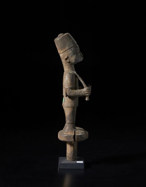 Yoruba -Nigeria : Scettro con figura antropomorfa con insegna di comando e cappello fez. Legno duro a patina scura.  - Asta Asta 422 | AFRICA, OCEANIA E AMERICHE - ARTIGIANATO AFRICANO: VARI COMMITTENTI E SELEZIONE DALLA COLLEZIONE BARTOLOMUCCI Online - Associazione Nazionale - Case d'Asta italiane