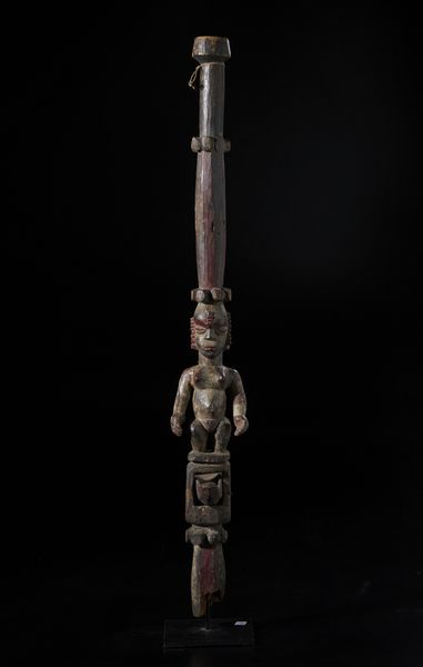 Ibibio, Nigeria : Bastone o frammento di elemento architettonico con scultura antropomorfa. Legno duro e pigmenti.  - Asta Asta 422 | AFRICA, OCEANIA E AMERICHE - ARTIGIANATO AFRICANO: VARI COMMITTENTI E SELEZIONE DALLA COLLEZIONE BARTOLOMUCCI Online - Associazione Nazionale - Case d'Asta italiane