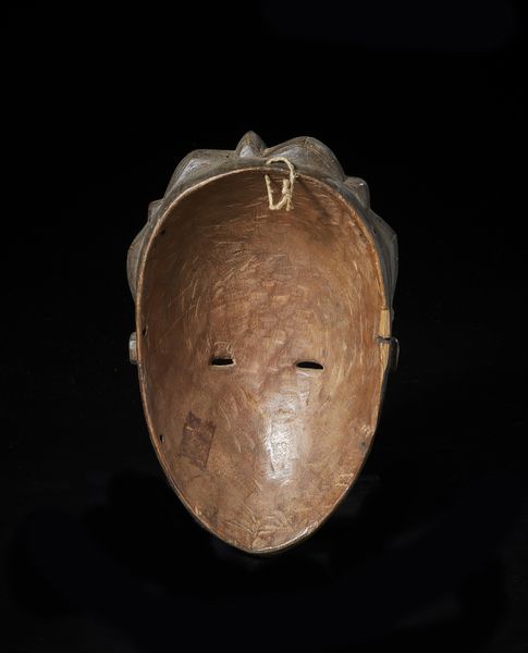 Baule - Costa d'Avorio : Maschera antropomorfa. Legno duro a patina scura.  - Asta Asta 422 | AFRICA, OCEANIA E AMERICHE - ARTIGIANATO AFRICANO: VARI COMMITTENTI E SELEZIONE DALLA COLLEZIONE BARTOLOMUCCI Online - Associazione Nazionale - Case d'Asta italiane