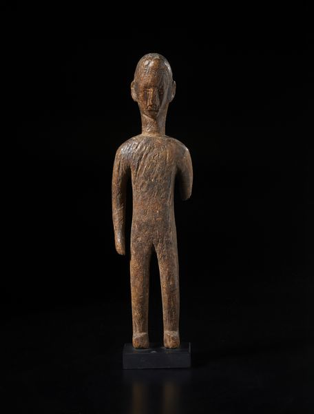 Bambara - Mali : Scultura antropomorfa in piedi. Legno duro a patina naturale.  - Asta Asta 422 | AFRICA, OCEANIA E AMERICHE - ARTIGIANATO AFRICANO: VARI COMMITTENTI E SELEZIONE DALLA COLLEZIONE BARTOLOMUCCI Online - Associazione Nazionale - Case d'Asta italiane