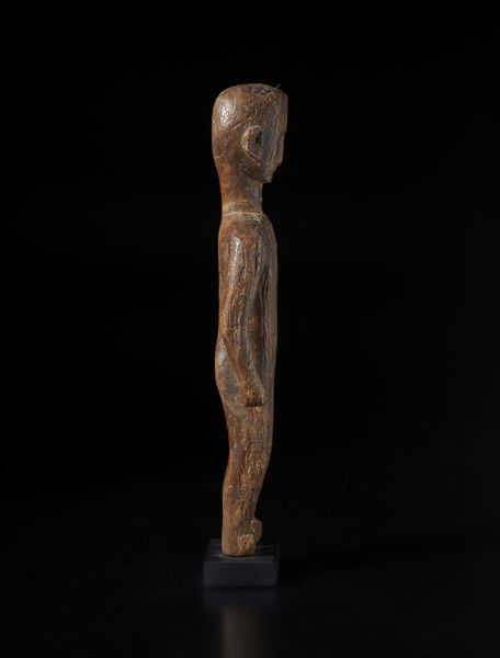 Bambara - Mali : Scultura antropomorfa in piedi. Legno duro a patina naturale.  - Asta Asta 422 | AFRICA, OCEANIA E AMERICHE - ARTIGIANATO AFRICANO: VARI COMMITTENTI E SELEZIONE DALLA COLLEZIONE BARTOLOMUCCI Online - Associazione Nazionale - Case d'Asta italiane