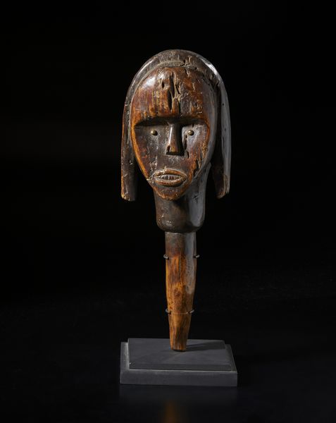 Fang - Gabon : Testa antropomorfa Guardiano di reliquiario. Legno a patina marrone e borchie in ottone.  - Asta Asta 422 | AFRICA, OCEANIA E AMERICHE - ARTIGIANATO AFRICANO: VARI COMMITTENTI E SELEZIONE DALLA COLLEZIONE BARTOLOMUCCI Online - Associazione Nazionale - Case d'Asta italiane