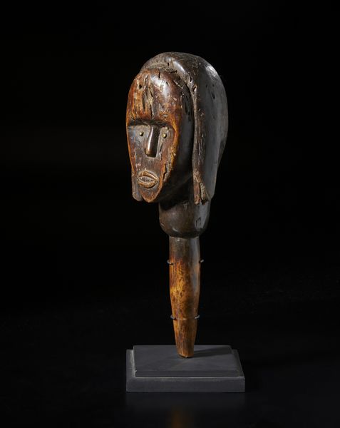 Fang - Gabon : Testa antropomorfa Guardiano di reliquiario. Legno a patina marrone e borchie in ottone.  - Asta Asta 422 | AFRICA, OCEANIA E AMERICHE - ARTIGIANATO AFRICANO: VARI COMMITTENTI E SELEZIONE DALLA COLLEZIONE BARTOLOMUCCI Online - Associazione Nazionale - Case d'Asta italiane