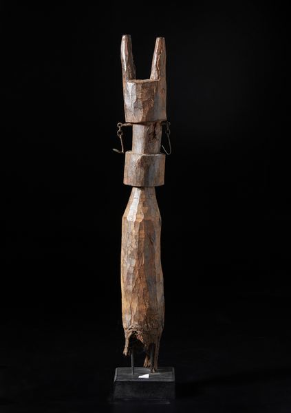 Artigianato africano : Palo scultura in forma antropozoomorfalegno duro a patina naturale  con orecchini in ferro.  - Asta Asta 422 | AFRICA, OCEANIA E AMERICHE - ARTIGIANATO AFRICANO: VARI COMMITTENTI E SELEZIONE DALLA COLLEZIONE BARTOLOMUCCI Online - Associazione Nazionale - Case d'Asta italiane