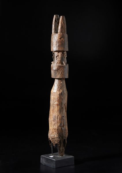 Artigianato africano : Palo scultura in forma antropozoomorfalegno duro a patina naturale  con orecchini in ferro.  - Asta Asta 422 | AFRICA, OCEANIA E AMERICHE - ARTIGIANATO AFRICANO: VARI COMMITTENTI E SELEZIONE DALLA COLLEZIONE BARTOLOMUCCI Online - Associazione Nazionale - Case d'Asta italiane