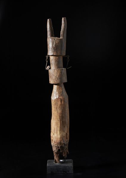 Artigianato africano : Palo scultura in forma antropozoomorfalegno duro a patina naturale  con orecchini in ferro.  - Asta Asta 422 | AFRICA, OCEANIA E AMERICHE - ARTIGIANATO AFRICANO: VARI COMMITTENTI E SELEZIONE DALLA COLLEZIONE BARTOLOMUCCI Online - Associazione Nazionale - Case d'Asta italiane