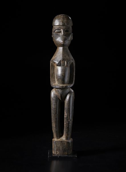 Lobi - Burkina Faso/Costa d'Avorio : Grande scultura antropomorfa.Legno duro a patina scura.  - Asta Asta 422 | AFRICA, OCEANIA E AMERICHE - ARTIGIANATO AFRICANO: VARI COMMITTENTI E SELEZIONE DALLA COLLEZIONE BARTOLOMUCCI Online - Associazione Nazionale - Case d'Asta italiane