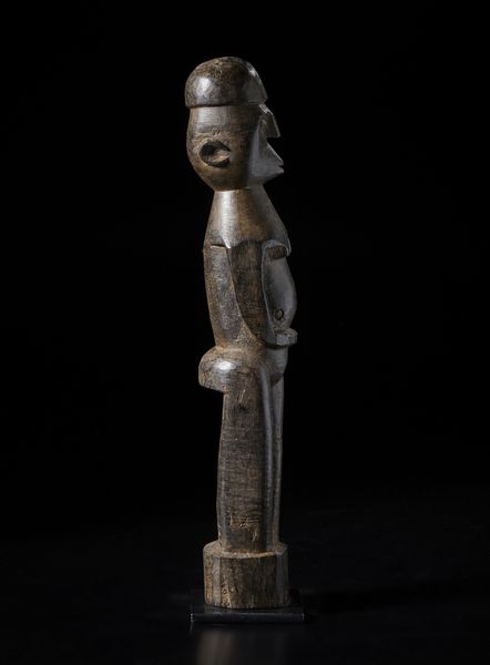 Lobi - Burkina Faso/Costa d'Avorio : Grande scultura antropomorfa.Legno duro a patina scura.  - Asta Asta 422 | AFRICA, OCEANIA E AMERICHE - ARTIGIANATO AFRICANO: VARI COMMITTENTI E SELEZIONE DALLA COLLEZIONE BARTOLOMUCCI Online - Associazione Nazionale - Case d'Asta italiane