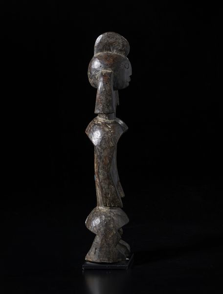 Mumuye - Nigeria/Camerun : Scultura antropomorfa stilizzata. Legno duro a patina scura.  - Asta Asta 422 | AFRICA, OCEANIA E AMERICHE - ARTIGIANATO AFRICANO: VARI COMMITTENTI E SELEZIONE DALLA COLLEZIONE BARTOLOMUCCI Online - Associazione Nazionale - Case d'Asta italiane