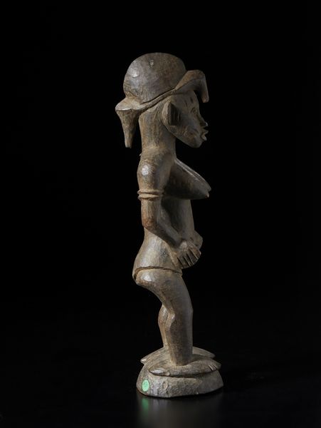 Senufo - Costa d'Avorio/Mali : Grande scultura antropomorfa.Legno duro a patina bruna.  - Asta Asta 422 | AFRICA, OCEANIA E AMERICHE - ARTIGIANATO AFRICANO: VARI COMMITTENTI E SELEZIONE DALLA COLLEZIONE BARTOLOMUCCI Online - Associazione Nazionale - Case d'Asta italiane