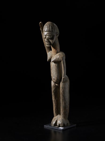 Lobi - Burkina Faso : Scultura antropomorfa con braccio alzato Bateba. Legno duro con patina bruna.  - Asta Asta 422 | AFRICA, OCEANIA E AMERICHE - ARTIGIANATO AFRICANO: VARI COMMITTENTI E SELEZIONE DALLA COLLEZIONE BARTOLOMUCCI Online - Associazione Nazionale - Case d'Asta italiane