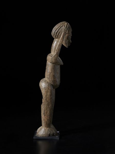 Lobi - Burkina Faso : Scultura antropomorfa con braccio alzato Bateba. Legno duro con patina bruna.  - Asta Asta 422 | AFRICA, OCEANIA E AMERICHE - ARTIGIANATO AFRICANO: VARI COMMITTENTI E SELEZIONE DALLA COLLEZIONE BARTOLOMUCCI Online - Associazione Nazionale - Case d'Asta italiane