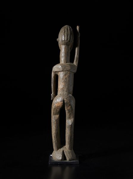 Lobi - Burkina Faso : Scultura antropomorfa con braccio alzato Bateba. Legno duro con patina bruna.  - Asta Asta 422 | AFRICA, OCEANIA E AMERICHE - ARTIGIANATO AFRICANO: VARI COMMITTENTI E SELEZIONE DALLA COLLEZIONE BARTOLOMUCCI Online - Associazione Nazionale - Case d'Asta italiane