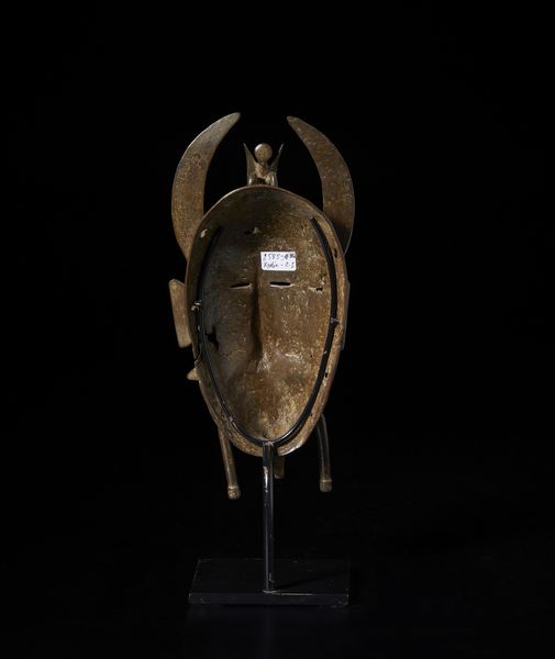 Senufo - Costa d'Avorio/Mali/Burkina Faso : Maschera Kpeli con calao. Bronzo in patina.  - Asta Asta 422 | AFRICA, OCEANIA E AMERICHE - ARTIGIANATO AFRICANO: VARI COMMITTENTI E SELEZIONE DALLA COLLEZIONE BARTOLOMUCCI Online - Associazione Nazionale - Case d'Asta italiane