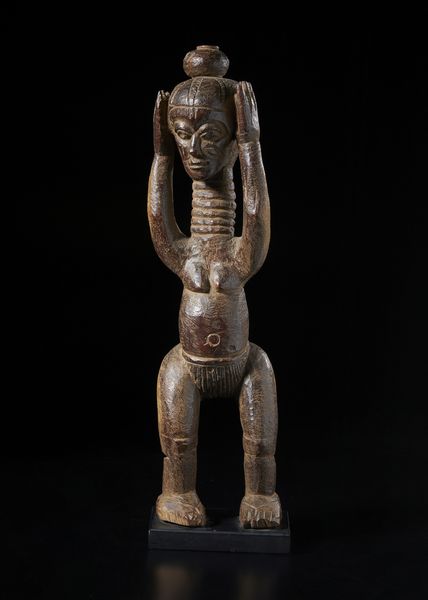 Mossi - Burkina Faso : Scultura antropomorfa con braccia alzate a sorreggere un contenitore. Legno duro a patina marrone.  - Asta Asta 422 | AFRICA, OCEANIA E AMERICHE - ARTIGIANATO AFRICANO: VARI COMMITTENTI E SELEZIONE DALLA COLLEZIONE BARTOLOMUCCI Online - Associazione Nazionale - Case d'Asta italiane