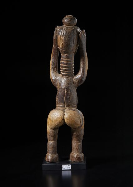 Mossi - Burkina Faso : Scultura antropomorfa con braccia alzate a sorreggere un contenitore. Legno duro a patina marrone.  - Asta Asta 422 | AFRICA, OCEANIA E AMERICHE - ARTIGIANATO AFRICANO: VARI COMMITTENTI E SELEZIONE DALLA COLLEZIONE BARTOLOMUCCI Online - Associazione Nazionale - Case d'Asta italiane