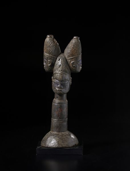 Yoruba -Nigeria : Scultura Sihango con tre teste antropomorfe. Legno duro con patina scura e pigmenti.  - Asta Asta 422 | AFRICA, OCEANIA E AMERICHE - ARTIGIANATO AFRICANO: VARI COMMITTENTI E SELEZIONE DALLA COLLEZIONE BARTOLOMUCCI Online - Associazione Nazionale - Case d'Asta italiane