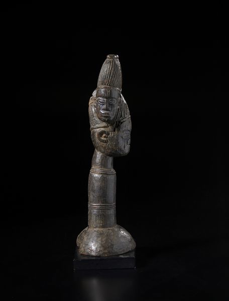 Yoruba -Nigeria : Scultura Sihango con tre teste antropomorfe. Legno duro con patina scura e pigmenti.  - Asta Asta 422 | AFRICA, OCEANIA E AMERICHE - ARTIGIANATO AFRICANO: VARI COMMITTENTI E SELEZIONE DALLA COLLEZIONE BARTOLOMUCCI Online - Associazione Nazionale - Case d'Asta italiane