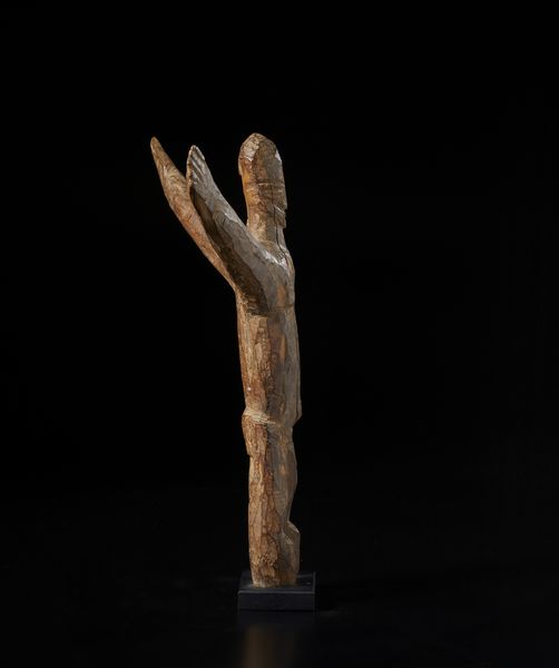 Lobi - Burkina Faso/Costa d'Avorio : Scultura antropomorfa Bateba con braccia alzate. Legno duro a patina chiara.  - Asta Asta 422 | AFRICA, OCEANIA E AMERICHE - ARTIGIANATO AFRICANO: VARI COMMITTENTI E SELEZIONE DALLA COLLEZIONE BARTOLOMUCCI Online - Associazione Nazionale - Case d'Asta italiane