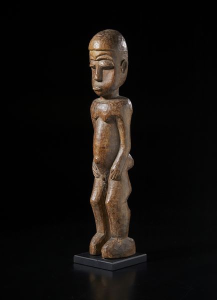 Lobi - Burkina Faso/Costa d'Avorio : Scultura antropomorfa Bateba. Legno duro a patina marrone.  - Asta Asta 422 | AFRICA, OCEANIA E AMERICHE - ARTIGIANATO AFRICANO: VARI COMMITTENTI E SELEZIONE DALLA COLLEZIONE BARTOLOMUCCI Online - Associazione Nazionale - Case d'Asta italiane