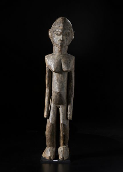 Lobi - Burkina Faso/Costa d'Avorio : Scultura antropomorfa Bateba. Legno duro a patina scura.  - Asta Asta 422 | AFRICA, OCEANIA E AMERICHE - ARTIGIANATO AFRICANO: VARI COMMITTENTI E SELEZIONE DALLA COLLEZIONE BARTOLOMUCCI Online - Associazione Nazionale - Case d'Asta italiane