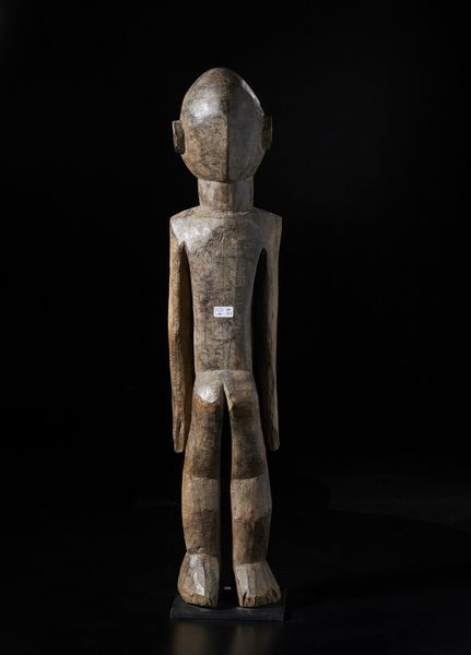 Lobi - Burkina Faso/Costa d'Avorio : Scultura antropomorfa Bateba. Legno duro a patina scura.  - Asta Asta 422 | AFRICA, OCEANIA E AMERICHE - ARTIGIANATO AFRICANO: VARI COMMITTENTI E SELEZIONE DALLA COLLEZIONE BARTOLOMUCCI Online - Associazione Nazionale - Case d'Asta italiane