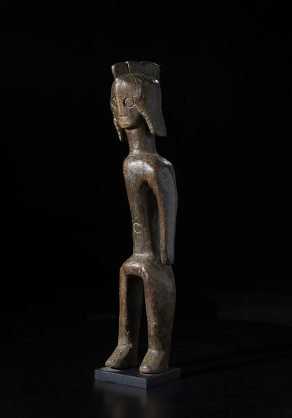 Mumuye - Nigeria/Camerun : Scultura antropomorfa stilizzata. Legno duro a patina scura.  - Asta Asta 422 | AFRICA, OCEANIA E AMERICHE - ARTIGIANATO AFRICANO: VARI COMMITTENTI E SELEZIONE DALLA COLLEZIONE BARTOLOMUCCI Online - Associazione Nazionale - Case d'Asta italiane