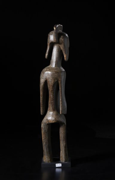 Mumuye - Nigeria/Camerun : Scultura antropomorfa stilizzata. Legno duro a patina scura.  - Asta Asta 422 | AFRICA, OCEANIA E AMERICHE - ARTIGIANATO AFRICANO: VARI COMMITTENTI E SELEZIONE DALLA COLLEZIONE BARTOLOMUCCI Online - Associazione Nazionale - Case d'Asta italiane