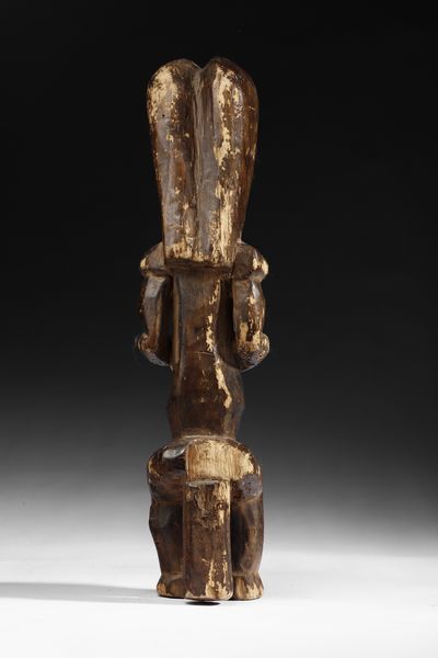 Fang - Gabon : Scultura antropomorfa o guardiano di reliquiario Byeri. Legno a patina marrone.  - Asta Asta 422 | AFRICA, OCEANIA E AMERICHE - ARTIGIANATO AFRICANO: VARI COMMITTENTI E SELEZIONE DALLA COLLEZIONE BARTOLOMUCCI Online - Associazione Nazionale - Case d'Asta italiane