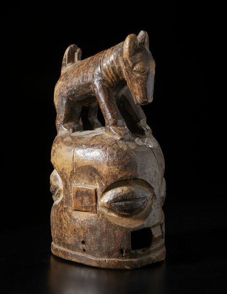 Yoruba -Nigeria : Maschera a casco Epa gianeiforme con figura zoomorfa scolpita sulla sommit. Legno duro a patina marrone e pigmenti.  - Asta Asta 422 | AFRICA, OCEANIA E AMERICHE - ARTIGIANATO AFRICANO: VARI COMMITTENTI E SELEZIONE DALLA COLLEZIONE BARTOLOMUCCI Online - Associazione Nazionale - Case d'Asta italiane