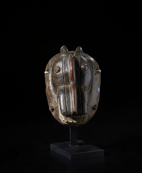 Guro - Costa d'Avorio : Maschera zoomorfa. Legno duro a patina scura e pigmenti.  - Asta Asta 422 | AFRICA, OCEANIA E AMERICHE - ARTIGIANATO AFRICANO: VARI COMMITTENTI E SELEZIONE DALLA COLLEZIONE BARTOLOMUCCI Online - Associazione Nazionale - Case d'Asta italiane