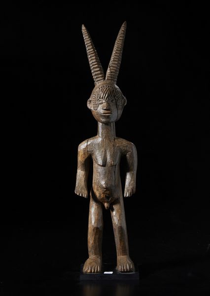 Igbo - Nigeria : Scultura antropozoomorfa. Legno duro a patina scura.  - Asta Asta 422 | AFRICA, OCEANIA E AMERICHE - ARTIGIANATO AFRICANO: VARI COMMITTENTI E SELEZIONE DALLA COLLEZIONE BARTOLOMUCCI Online - Associazione Nazionale - Case d'Asta italiane