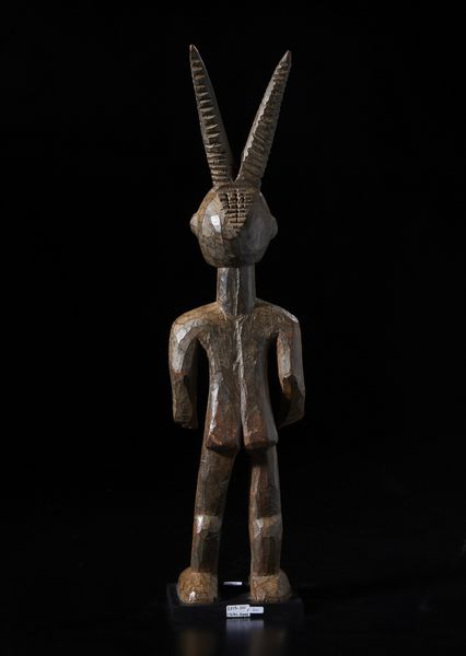 Igbo - Nigeria : Scultura antropozoomorfa. Legno duro a patina scura.  - Asta Asta 422 | AFRICA, OCEANIA E AMERICHE - ARTIGIANATO AFRICANO: VARI COMMITTENTI E SELEZIONE DALLA COLLEZIONE BARTOLOMUCCI Online - Associazione Nazionale - Case d'Asta italiane