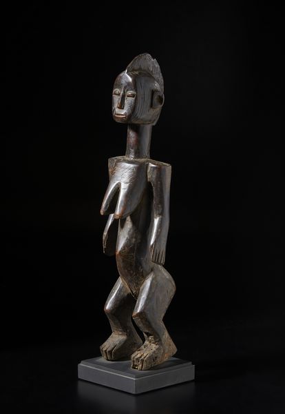 Mossi - Burkina Faso : Grande scultura antropomorfa Mossi o Bambara. Legno duro con patina.  - Asta Asta 422 | AFRICA, OCEANIA E AMERICHE - ARTIGIANATO AFRICANO: VARI COMMITTENTI E SELEZIONE DALLA COLLEZIONE BARTOLOMUCCI Online - Associazione Nazionale - Case d'Asta italiane