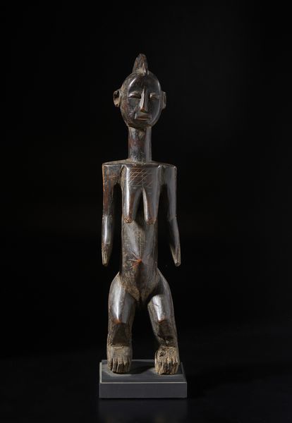 Mossi - Burkina Faso : Grande scultura antropomorfa Mossi o Bambara. Legno duro con patina.  - Asta Asta 422 | AFRICA, OCEANIA E AMERICHE - ARTIGIANATO AFRICANO: VARI COMMITTENTI E SELEZIONE DALLA COLLEZIONE BARTOLOMUCCI Online - Associazione Nazionale - Case d'Asta italiane