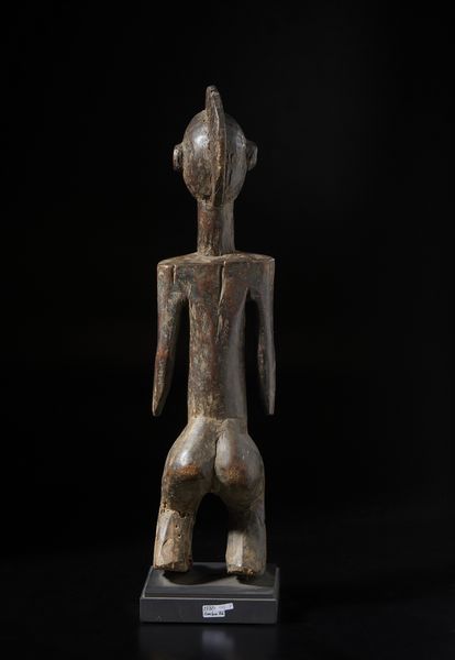 Mossi - Burkina Faso : Grande scultura antropomorfa Mossi o Bambara. Legno duro con patina.  - Asta Asta 422 | AFRICA, OCEANIA E AMERICHE - ARTIGIANATO AFRICANO: VARI COMMITTENTI E SELEZIONE DALLA COLLEZIONE BARTOLOMUCCI Online - Associazione Nazionale - Case d'Asta italiane