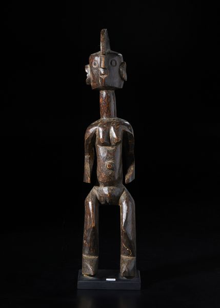 Mumuye - Nigeria/Camerun : Scultura  antropomorfa stilizzata. Legno con patina scura.  - Asta Asta 422 | AFRICA, OCEANIA E AMERICHE - ARTIGIANATO AFRICANO: VARI COMMITTENTI E SELEZIONE DALLA COLLEZIONE BARTOLOMUCCI Online - Associazione Nazionale - Case d'Asta italiane