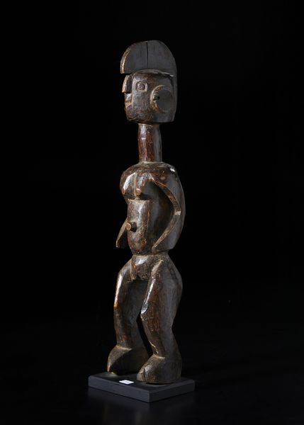 Mumuye - Nigeria/Camerun : Scultura  antropomorfa stilizzata. Legno con patina scura.  - Asta Asta 422 | AFRICA, OCEANIA E AMERICHE - ARTIGIANATO AFRICANO: VARI COMMITTENTI E SELEZIONE DALLA COLLEZIONE BARTOLOMUCCI Online - Associazione Nazionale - Case d'Asta italiane