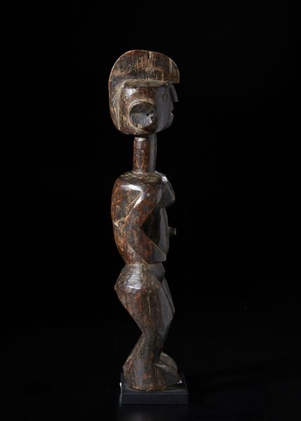 Mumuye - Nigeria/Camerun : Scultura  antropomorfa stilizzata. Legno con patina scura.  - Asta Asta 422 | AFRICA, OCEANIA E AMERICHE - ARTIGIANATO AFRICANO: VARI COMMITTENTI E SELEZIONE DALLA COLLEZIONE BARTOLOMUCCI Online - Associazione Nazionale - Case d'Asta italiane