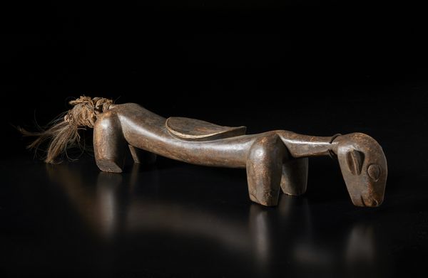 Senufo - Costa d'Avorio/Mali/Burkina Faso : Sedile zoomorfo in forma di cane. Legno a patina marrone, fibre e metallo.  - Asta Asta 422 | AFRICA, OCEANIA E AMERICHE - ARTIGIANATO AFRICANO: VARI COMMITTENTI E SELEZIONE DALLA COLLEZIONE BARTOLOMUCCI Online - Associazione Nazionale - Case d'Asta italiane