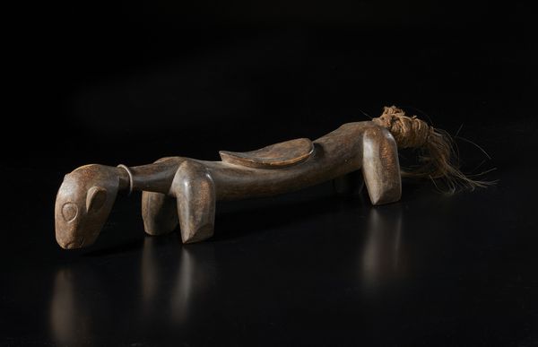 Senufo - Costa d'Avorio/Mali/Burkina Faso : Sedile zoomorfo in forma di cane. Legno a patina marrone, fibre e metallo.  - Asta Asta 422 | AFRICA, OCEANIA E AMERICHE - ARTIGIANATO AFRICANO: VARI COMMITTENTI E SELEZIONE DALLA COLLEZIONE BARTOLOMUCCI Online - Associazione Nazionale - Case d'Asta italiane