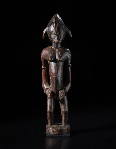 Senufo - Costa d'Avorio/Mali/Burkina Faso : Grande scultura antropomorfa femminile. Legno duro a patina bruno-rossastra e tracce di caolino.  - Asta Asta 422 | AFRICA, OCEANIA E AMERICHE - ARTIGIANATO AFRICANO: VARI COMMITTENTI E SELEZIONE DALLA COLLEZIONE BARTOLOMUCCI Online - Associazione Nazionale - Case d'Asta italiane