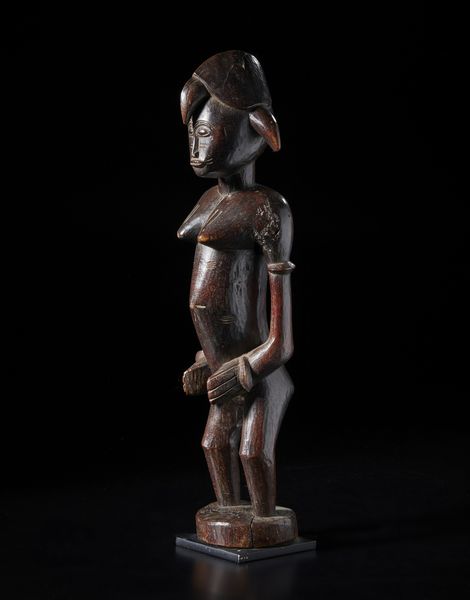 Senufo - Costa d'Avorio/Mali/Burkina Faso : Grande scultura antropomorfa femminile. Legno duro a patina bruno-rossastra e tracce di caolino.  - Asta Asta 422 | AFRICA, OCEANIA E AMERICHE - ARTIGIANATO AFRICANO: VARI COMMITTENTI E SELEZIONE DALLA COLLEZIONE BARTOLOMUCCI Online - Associazione Nazionale - Case d'Asta italiane