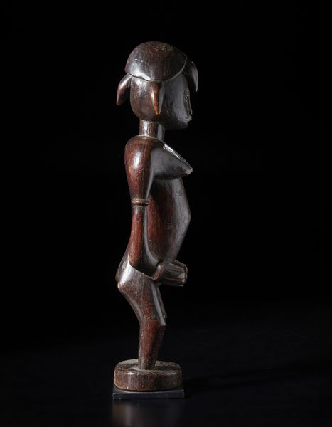 Senufo - Costa d'Avorio/Mali/Burkina Faso : Grande scultura antropomorfa femminile. Legno duro a patina bruno-rossastra e tracce di caolino.  - Asta Asta 422 | AFRICA, OCEANIA E AMERICHE - ARTIGIANATO AFRICANO: VARI COMMITTENTI E SELEZIONE DALLA COLLEZIONE BARTOLOMUCCI Online - Associazione Nazionale - Case d'Asta italiane